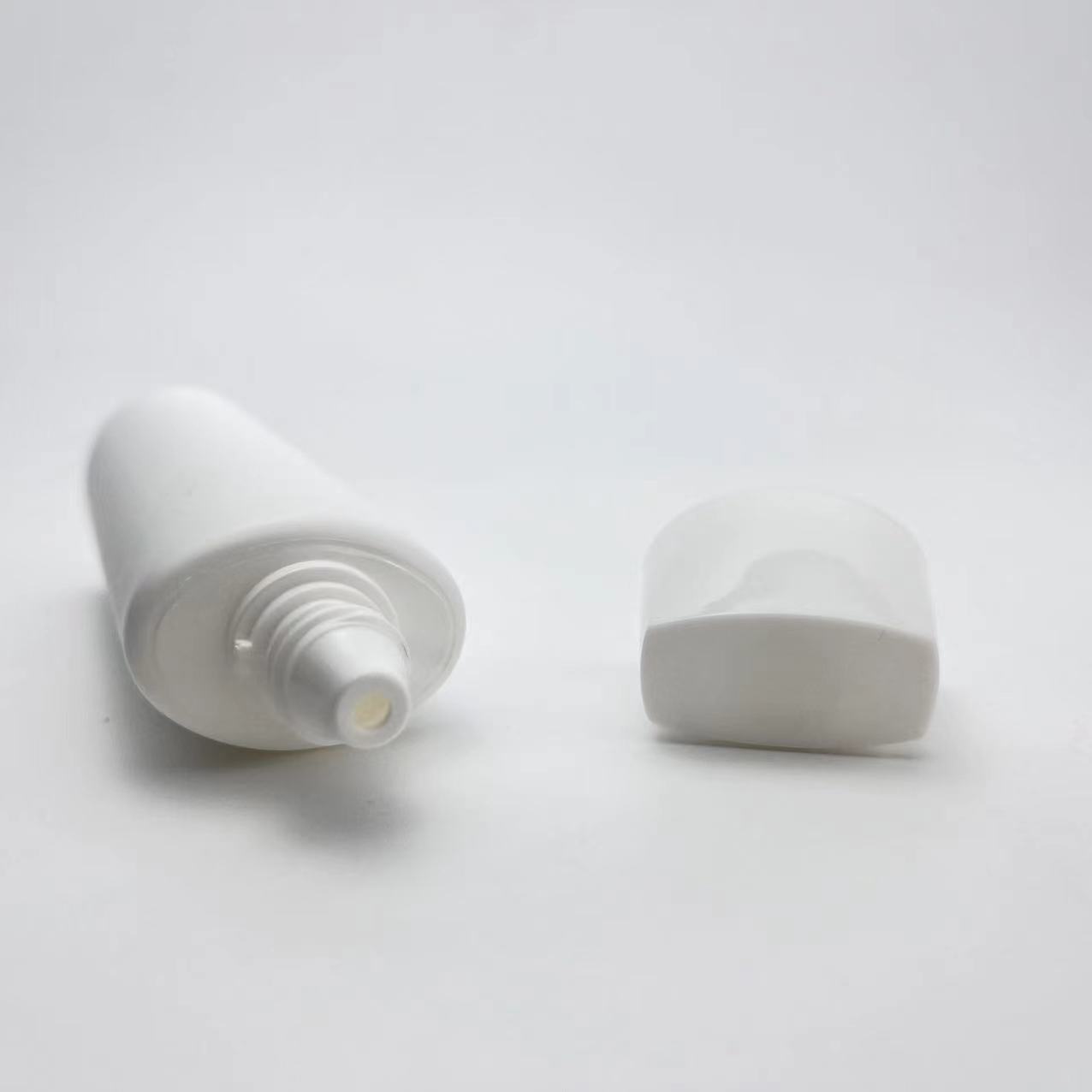 Dia 30mm 30gm Oval Shape Plastic Tube for Hand Cream Packaging